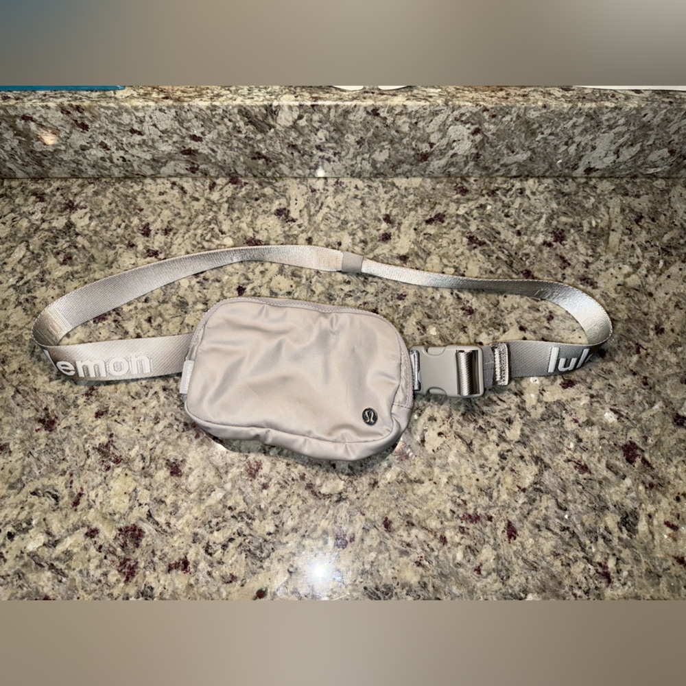 Lululemon Athletica Everywhere Gray & White Belt Bag